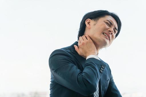 デスクワークが引き起こす肩こり・首こりの原因とは？